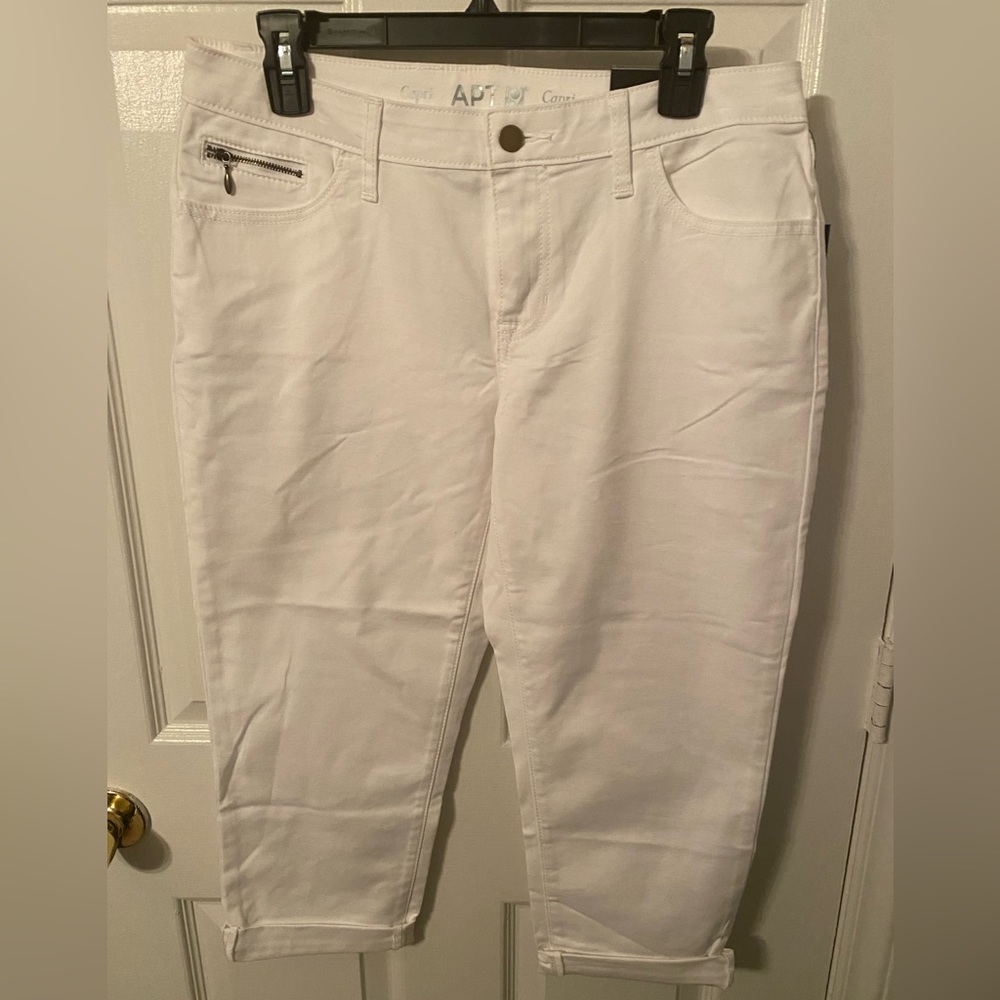 Apt 9 Mid Rise white capri. Size 10. NWT.